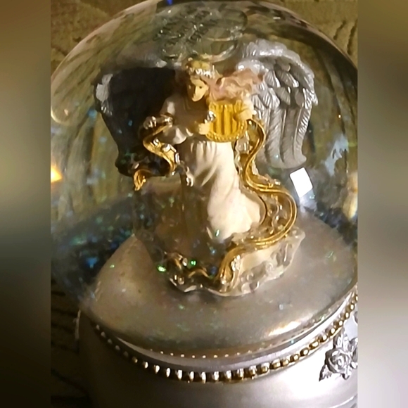 SAN FRANCISCO MUSIC BOX Angel Snow/Glitter Globe W Ornate Silver And Gold Base - Picture 1 of 10